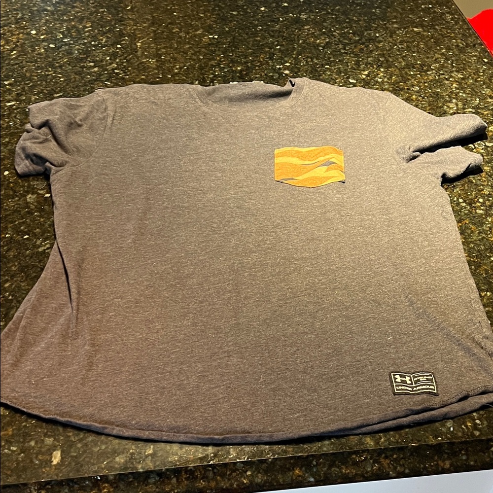 Mens UA tee with locket. XL